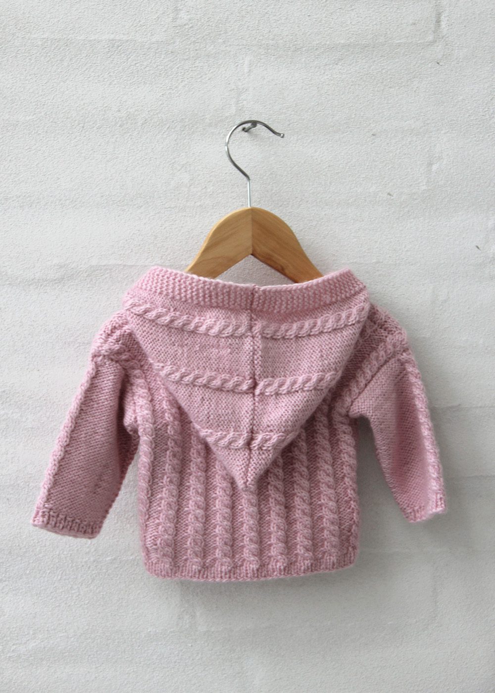 Go Handmade kabeljakke hette strikkeoppskrift baby 3-6 mnd