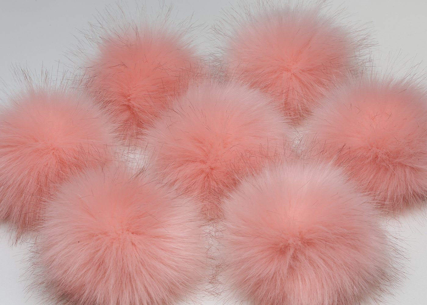 Go Handmade pompon med knapp 10 cm hvit fuskepels