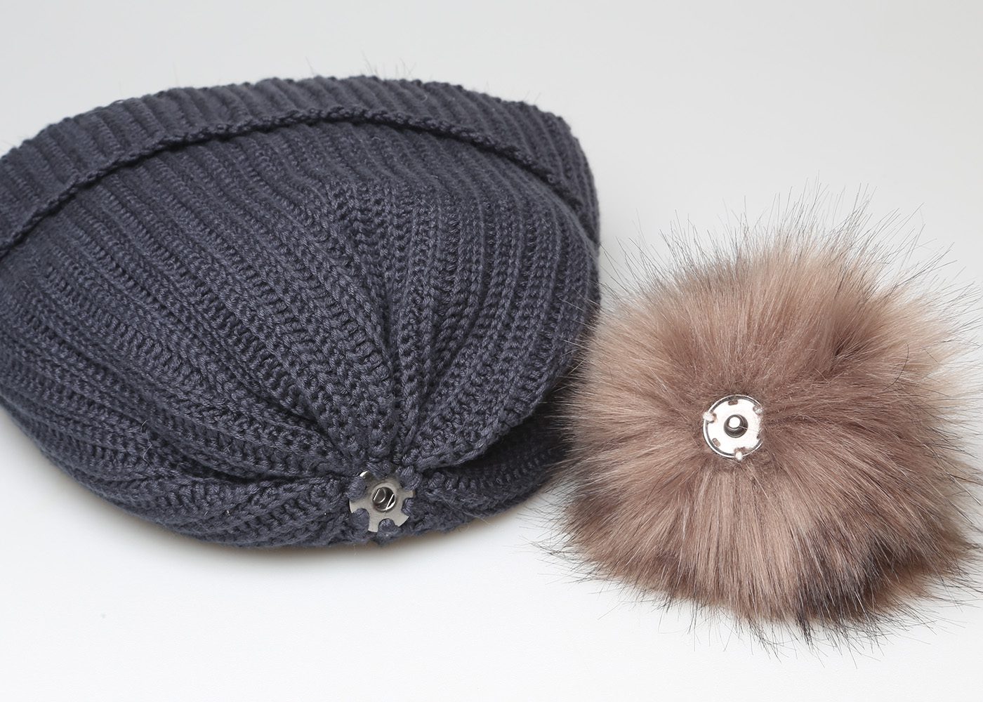 Go Handmade pompon med knapp 10 cm hvit fuskepels