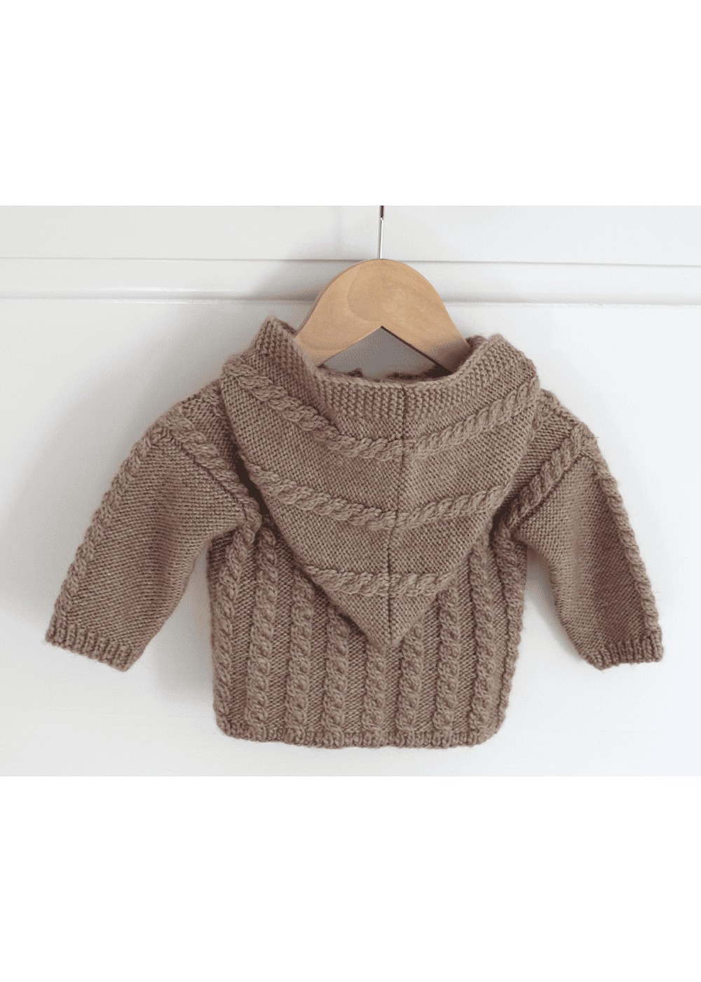 Go Handmade kabeljakke hette strikkeoppskrift baby 3-6 mnd