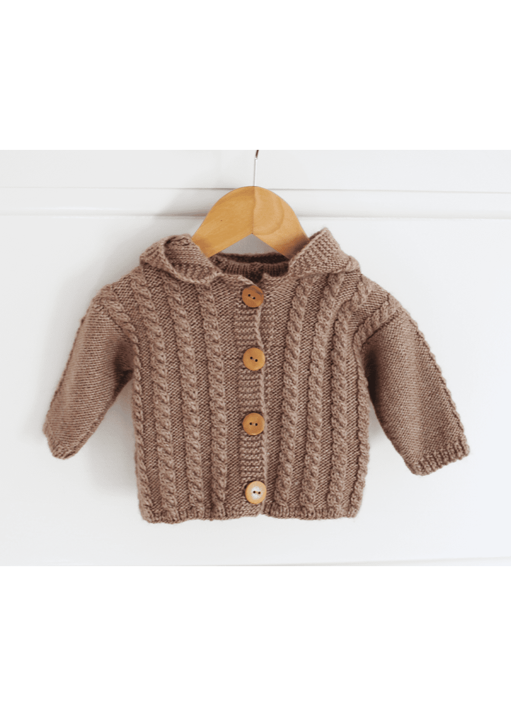 Go Handmade kabeljakke hette strikkeoppskrift baby 3-6 mnd
