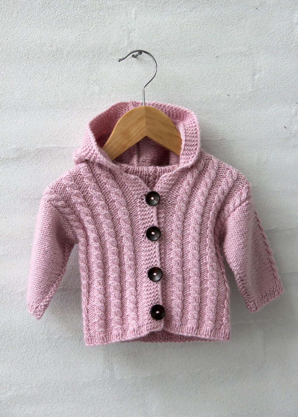 Go Handmade kabeljakke hette strikkeoppskrift baby 3-6 mnd