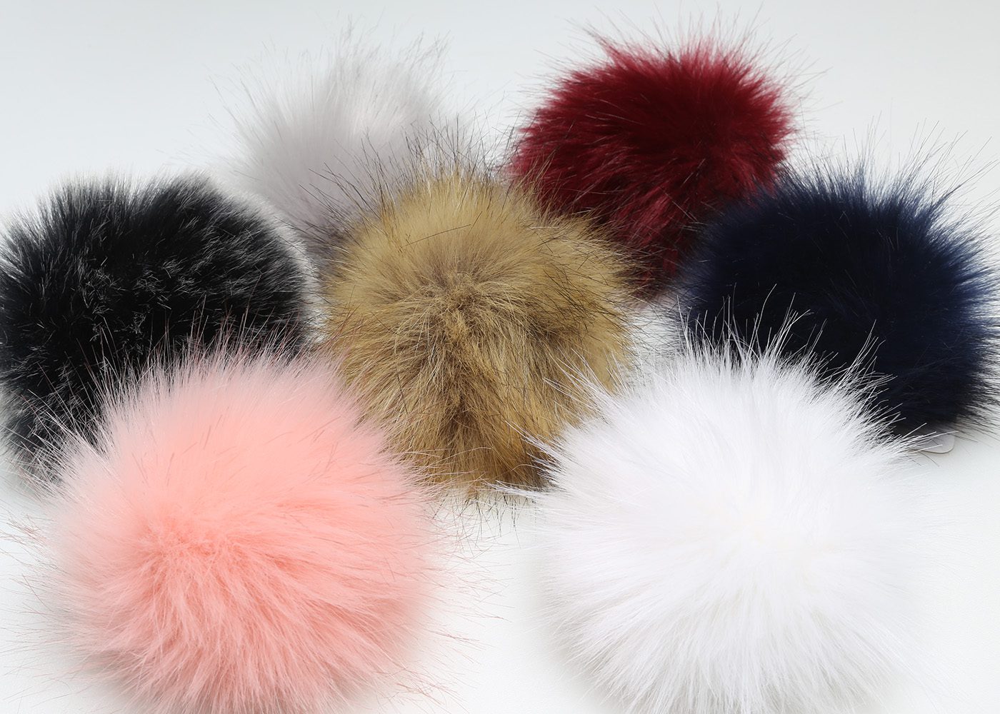 Go Handmade pompon med knapp 10 cm hvit fuskepels